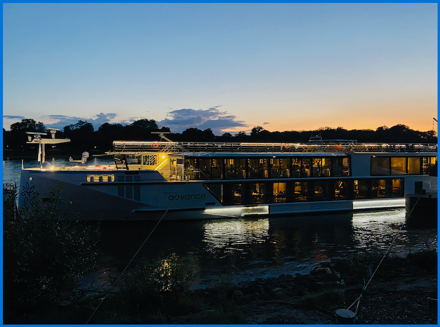 Hotelschip HS Advance afgemeerd bij Bad Godesberg.